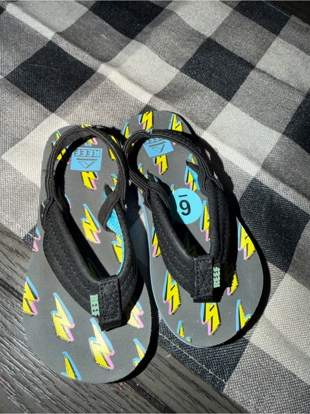 Reef Kids Black Flip Flops with Yellow Pink Blue Lightning size 6 nwots
